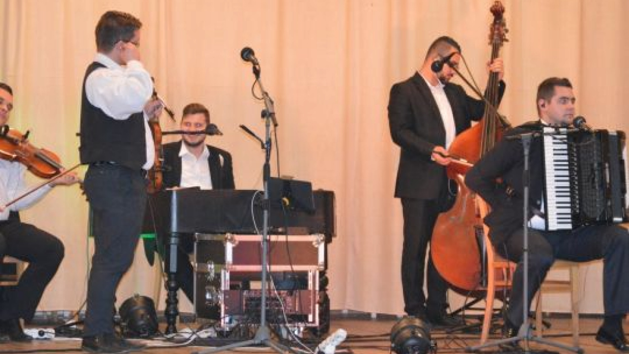 Október - mesiac úcty k starším Október - mesiac úcty k starším